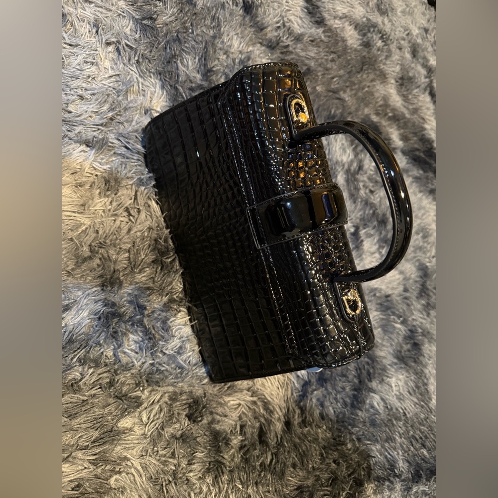 Elegant Black Crocodile-Embossed Handbag - Picture 4 of 5